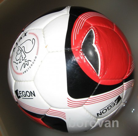 dá sa opravovať ako iné lopty, na lepenie duše stačí ako pre všetky ručne šité lopty otvor na dva šviky, táto lopta bola prepichnutá pri strčení ihli do ventilu, keď bola lopta skrčená 